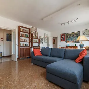 Roomy And Bright With Terrace Appartamento